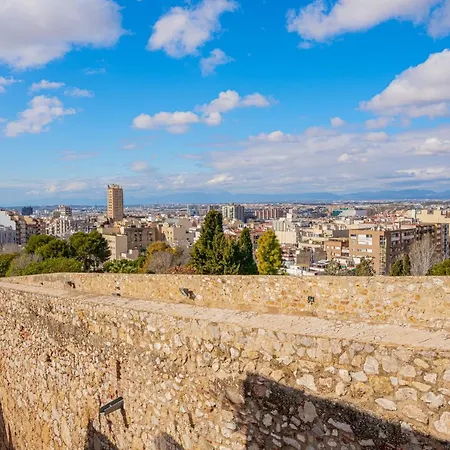 Planta Baja En La Muralla Romana Junto A La Catedral